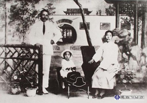 상해임시정부 경무국장 시절의 가족사진