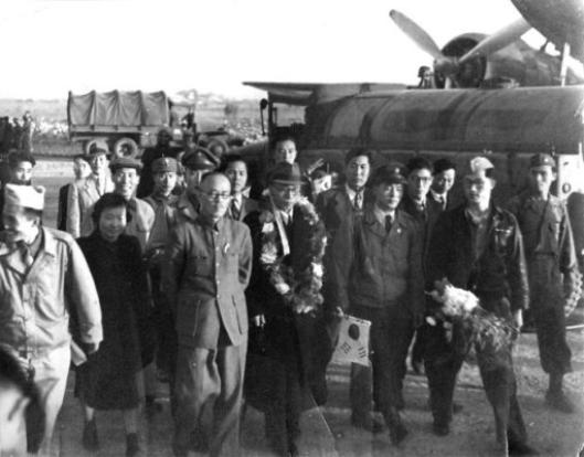 중국 상하이 공항에서 귀국하는 김구 임시정부 주석을 배웅하는 지청천 장군(앞줄 왼쪽에서 세 번째, 1945.11.5)ⓒ백범김구기념관