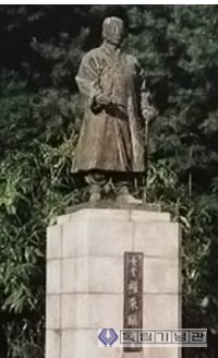 권동진선생 동상