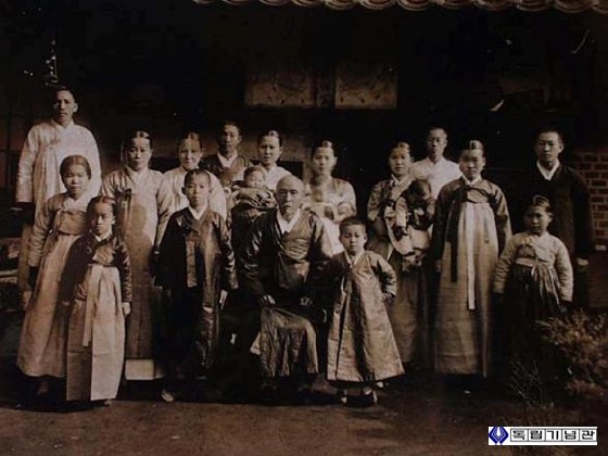 이상재 선생(가운데 앉은 이)의 가족 사진