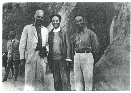 1940년 연안에서. 맨왼쪽부터 첫 번째 조지 피치, 네 번째 저우 언라이 다섯 번째 왕밍.