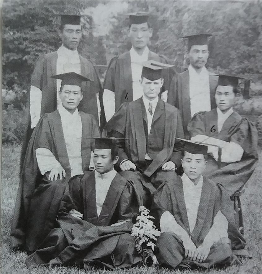 김필순 졸업 사진(왼쪽 첫번째)