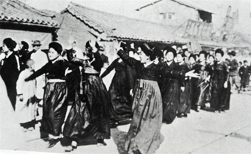 경성여자고등보통학교 학생들의 독립만세 시위 행진 모습