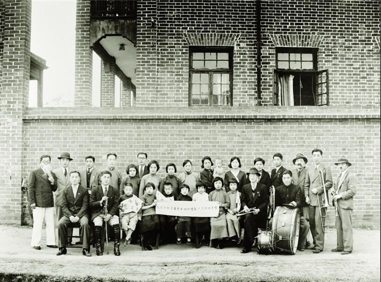 1938년 창사에서 열린 3.1기념 유흥조 공연(첫째줄 왼쪽에서 2번째가 안춘생)ⓒ국사편찬위원회