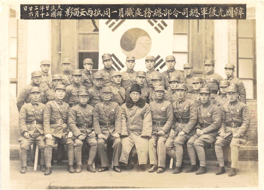 한국광복군 총사령부 총무처 직원 일동(시안, 1940.12.26., 첫째줄 맨 우측이 조시원, 둘째줄 왼쪽에서 3번째가 안춘생, 오른쪽에서 2번째가 조순옥)ⓒ국사편찬위원회