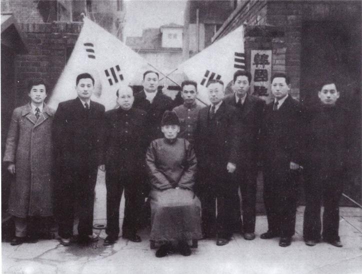 한국주화대표단 본부(난징)에서의 모습(가운데가 박찬익, 왼쪽에서 2번째가 박영준)